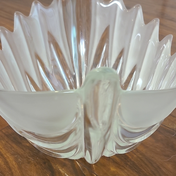 Elegant Leaf-Shaped Glass Bowl - Picture 7 of 7